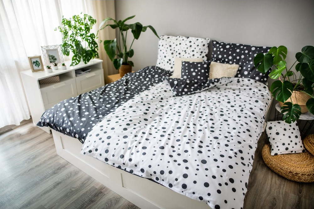Bílo-černé bavlněné povlečení Cotton House Double Dots