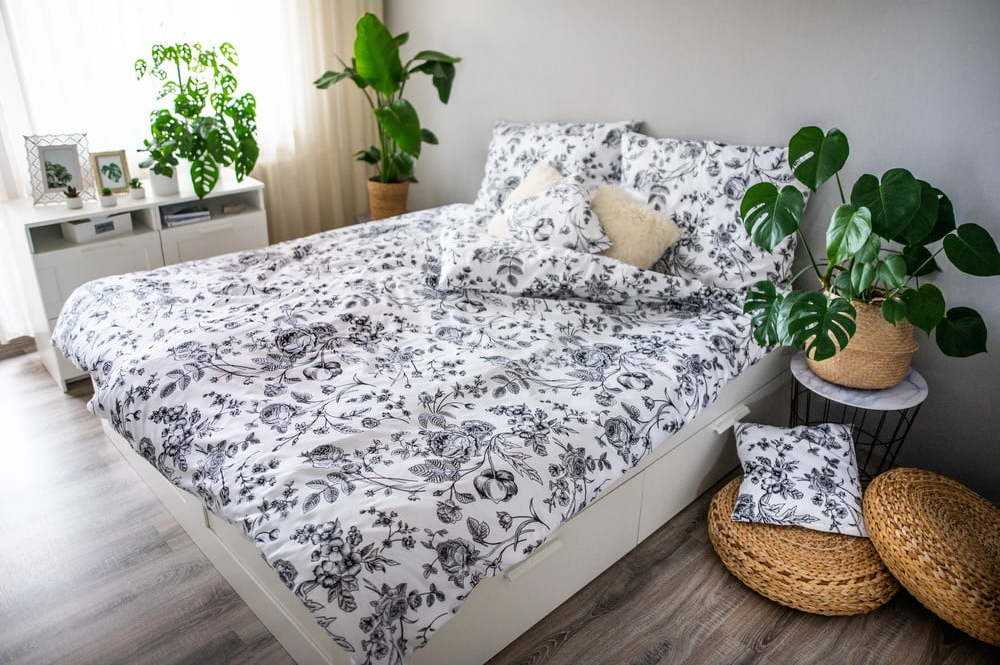 Černo-bílé povlečení z bavlněného saténu Cotton House Flower