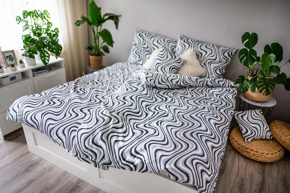 Černo-bílé povlečení z bavlněného saténu Cotton House Waves
