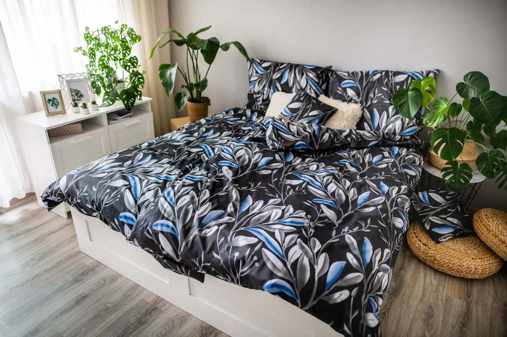 Černo-modré povlečení z bavlněného saténu Cotton House Blanche