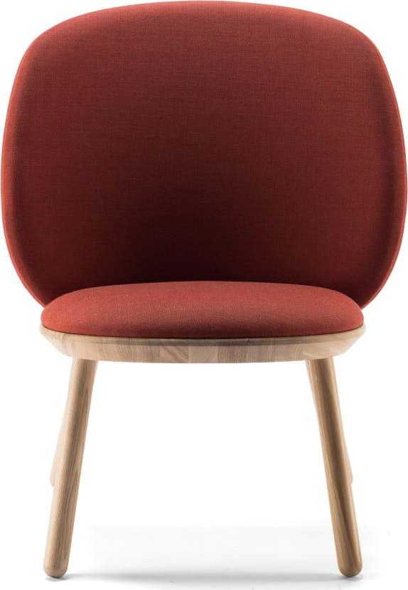 Koňakově hnědé křeslo s konstrukcí z jasanového dřeva a koženými detaily EMKO Naïve Emko