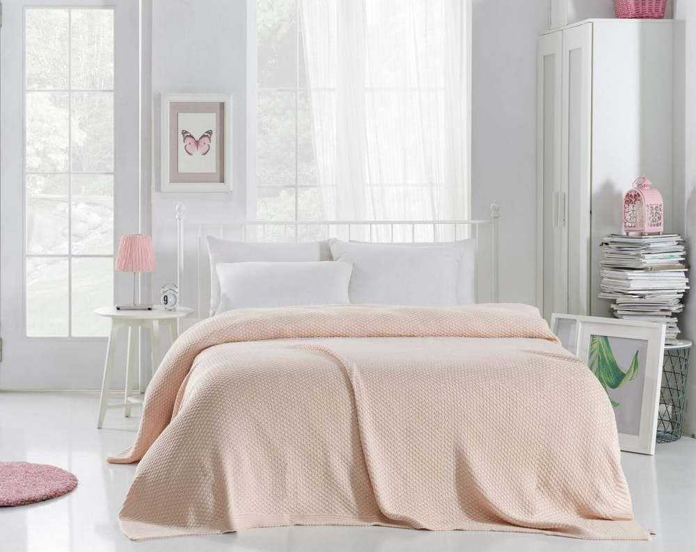 Světle růžový přehoz přes postel Silvi