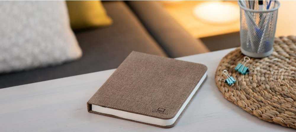 Tmavě hnědá velká LED stolní lampa ve tvaru knihy Gingko Booklight Gingko