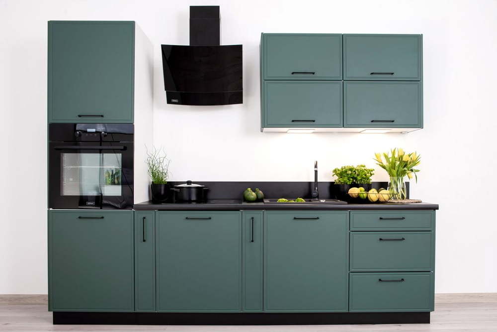 Rovná kuchyně s pracovní deskou (bez montáže) 270 cm Aden – STOLKAR Stolkar