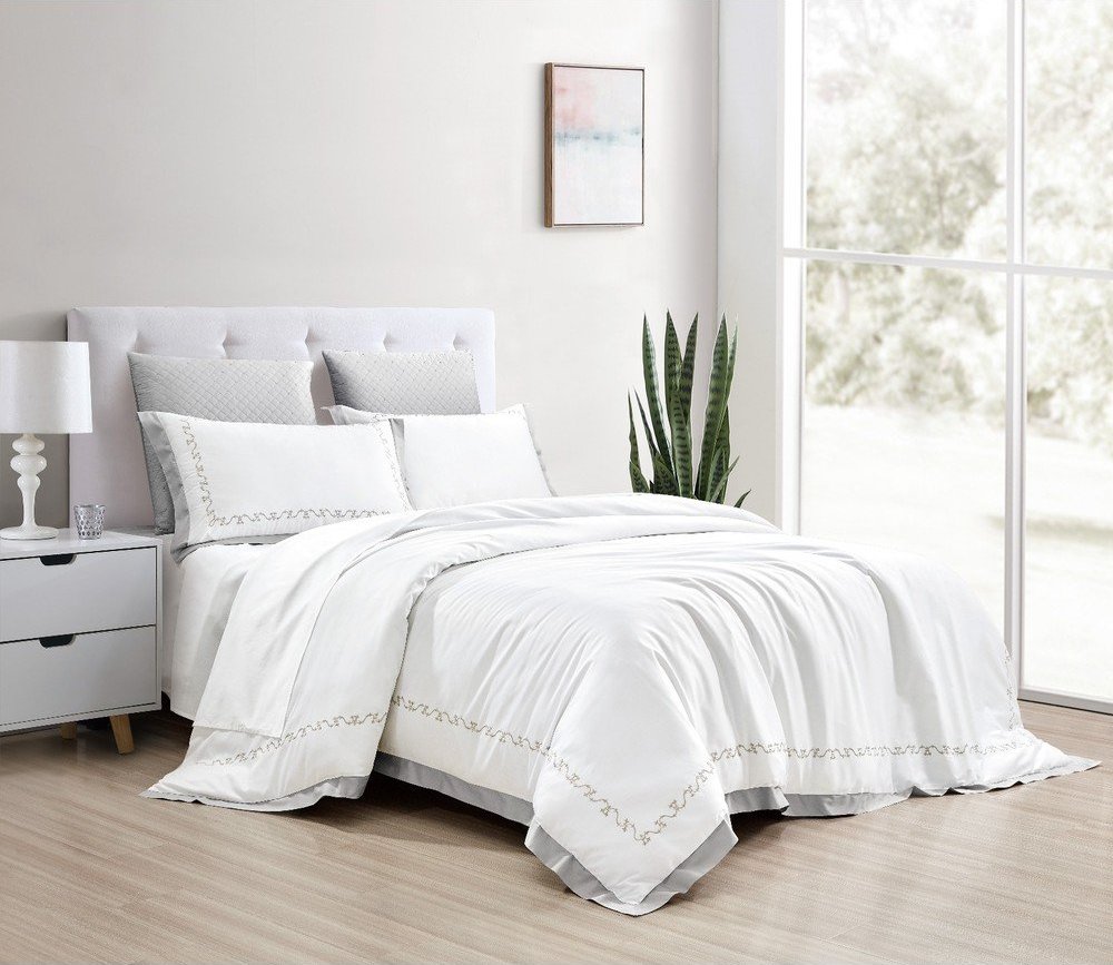 Bílé povlečení na dvoulůžko/prodloužené z bavlněného saténu s prostěradlem/6dílné 240x220 cm Diana – Mila Home Luxury Mila Home Luxury