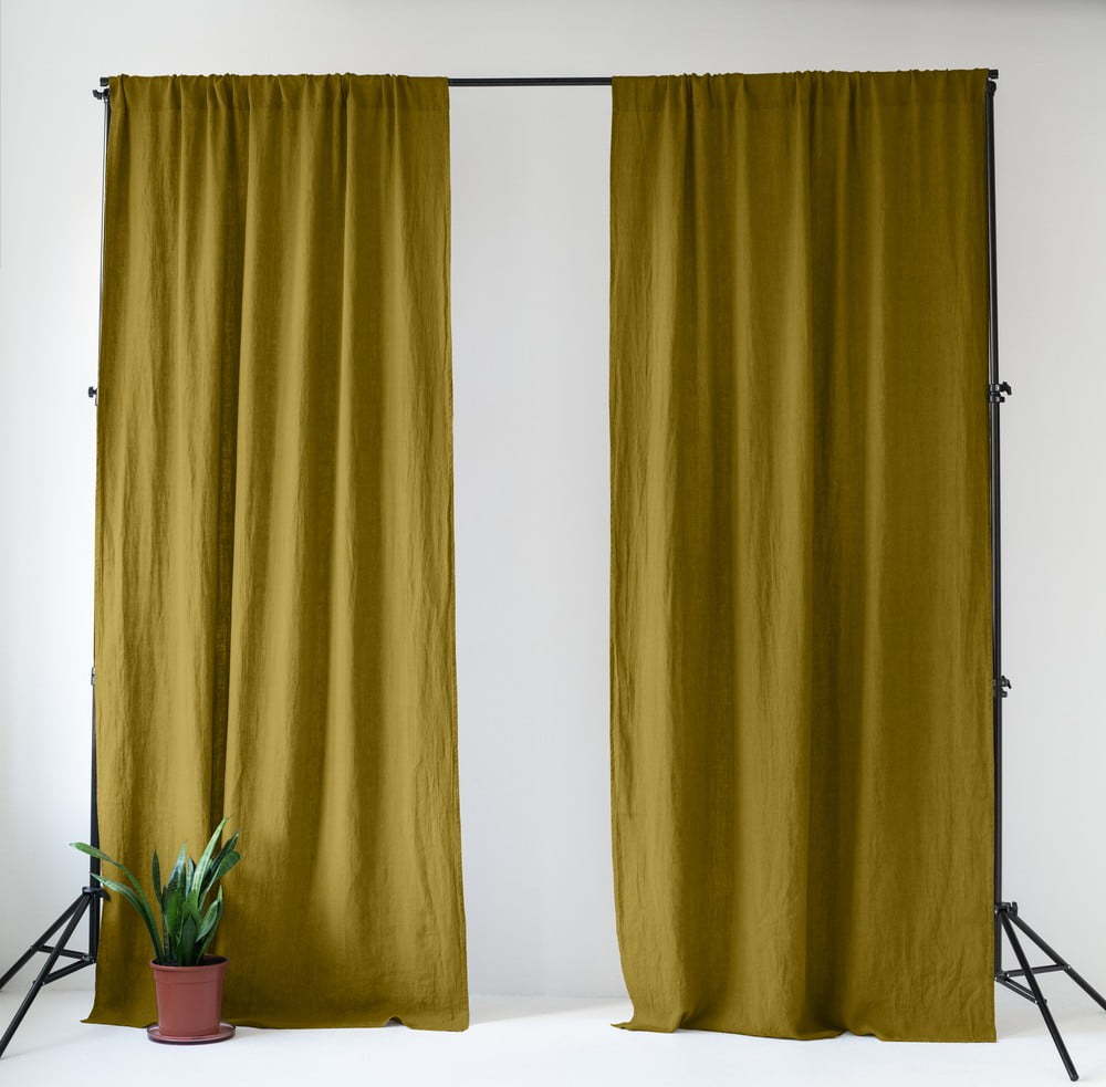 Okrově žlutý/zelený lněný závěs 140x250 cm Moss Green – Linen Tales Linen Tales